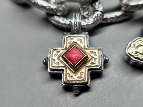 Brazalete de mujer KONSTANTINO de oro de ley y 18 quilates con 3 dijes de 7,5" - Imagen 2 de 9