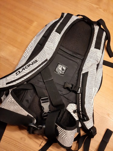 Dakine Freeride Radrucksack mit Helmbefestigung - Weiss / Schwarz - Bild 2 von 2