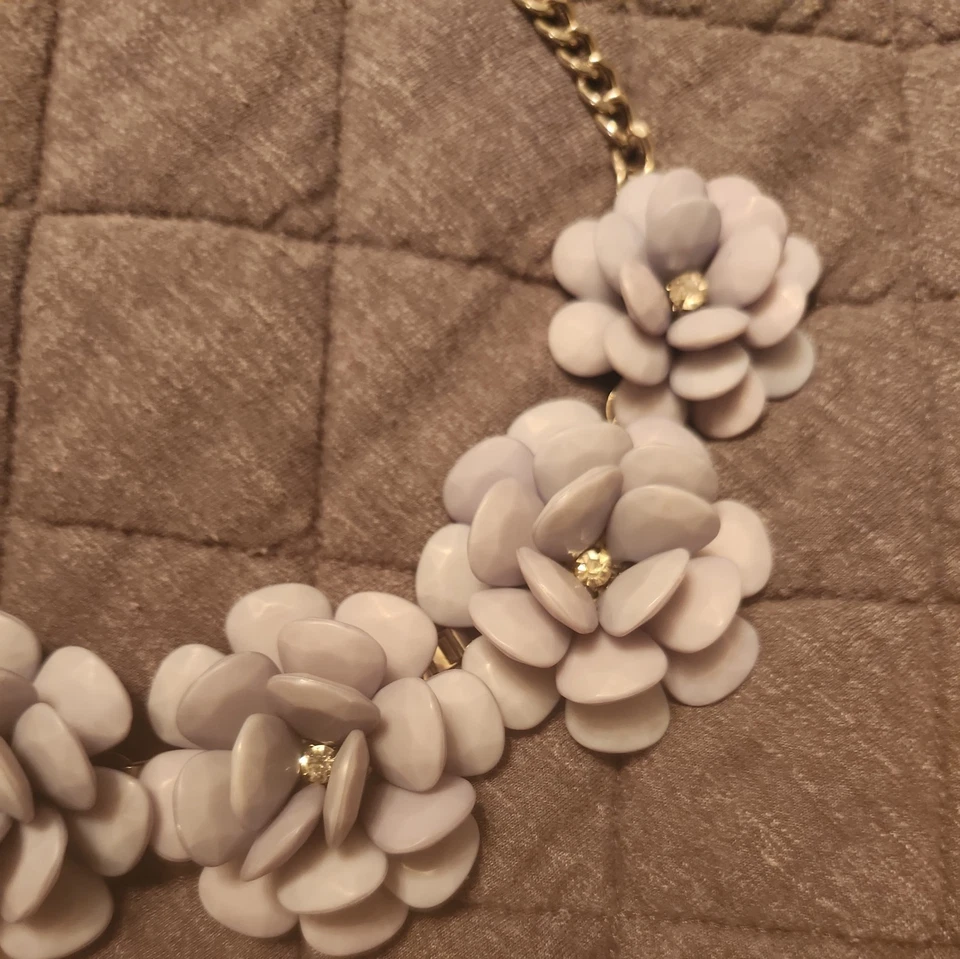 J. Collar Crew Original Madera Pintada Flor Blanca y Cristal Foto 3 de 3