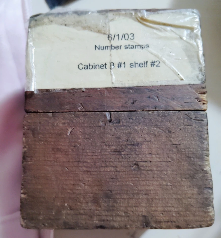 Caja vintage años 90 almacenando un conjunto de sellos numéricos. 0-9 Foto 2 de 4
