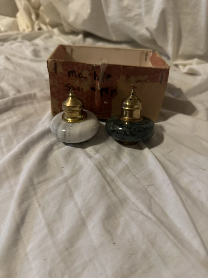 Juego de saleros y pimenteros de mármol vintage diseño cantury latón verde blanco Foto 2 de 4