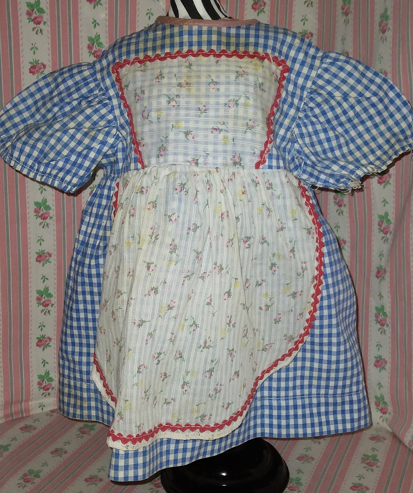 1940s Factory Blu/Whi Gingham Cotton w/Attached Dimity Apron DOLL DRESS (12 inL)