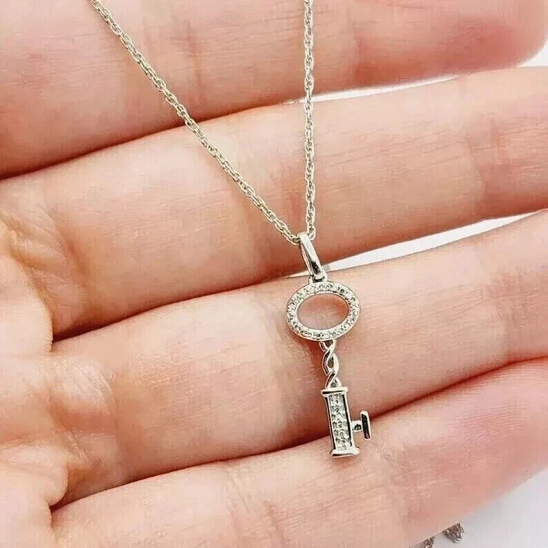 Collar colgante redondo de diamantes simulados en forma de llave de 1,50 quilates enchapado en oro blanco de 14 quilates Foto 4 de 4