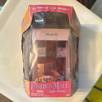 MGA Entertainment Lil' Bratz Fashion Mall Stylin' Stores Strut It! Playset 2003