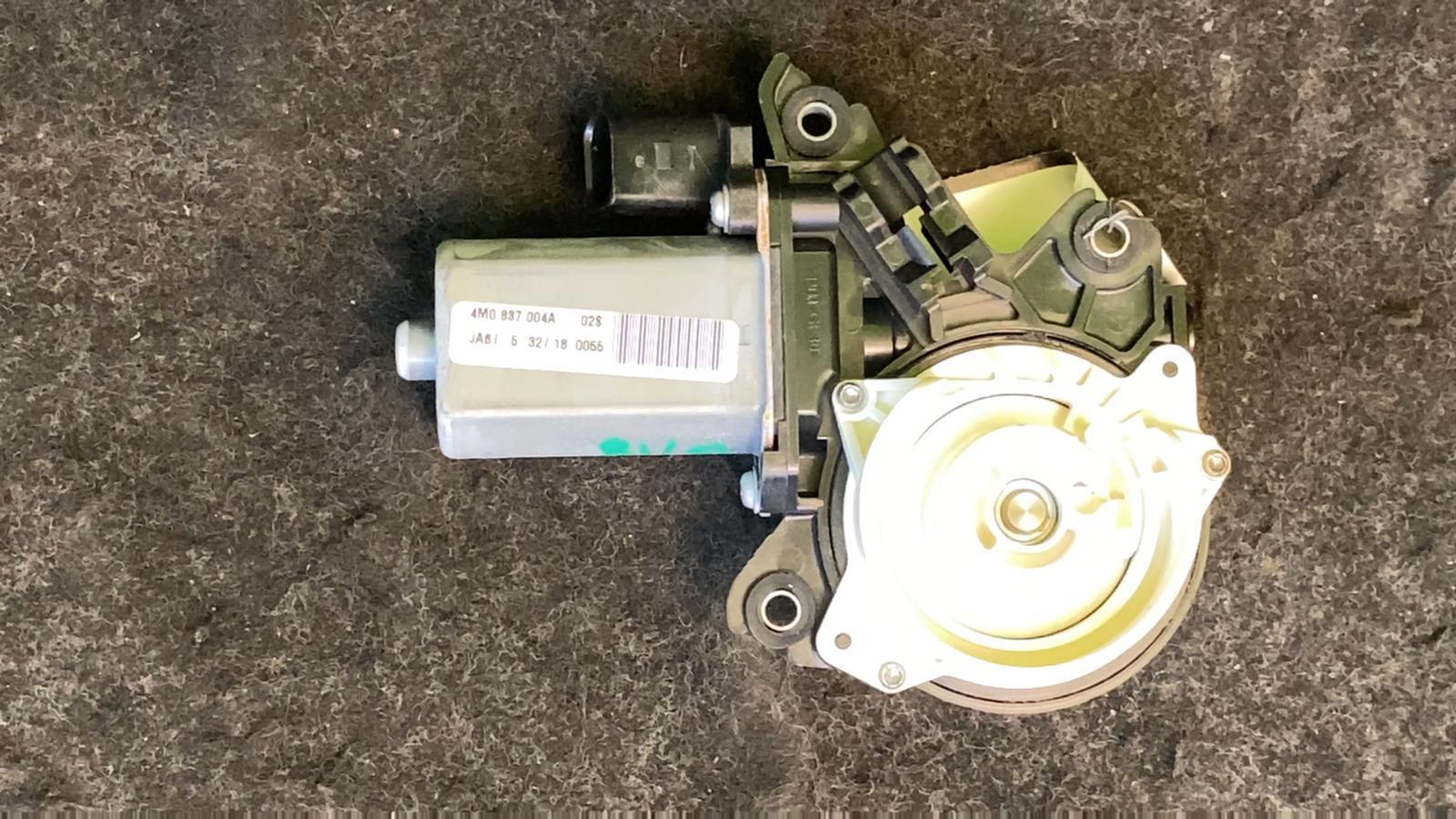 BENTLEY BENTAYGA    RF SOFT CLOSE MOTOR OEM  4M0837004A
