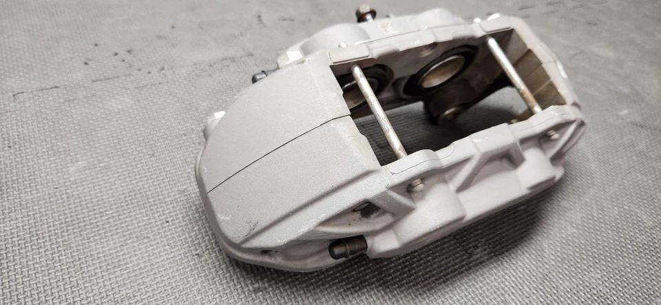 Pinça de freio dianteira Ford Mustang GT 2015-2023 - Fabricante de equipamento original - Imagem 3 de 4