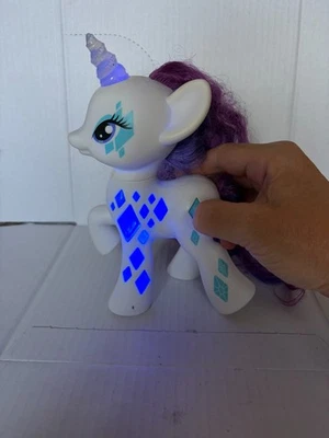 my little pony g4 Rarity Glamour Glow Cutie Mark Magic 2014 Funzionante - Immagine 1 di 4