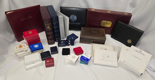 Große Sammel Kiste Münzen Kassetten Etui Numisalben Box 44 Artikel (S385)