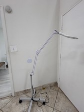 magnifying lamp with light and wheels 