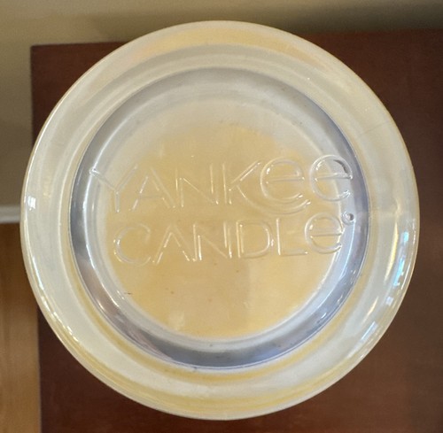 New Yankee Candle Vanilla Cupcake Scented Jar Candle 22 Oz Yellow Large - Picture 7 of 9