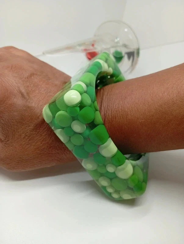 Bracciale Rigido vintage donna in lucite anni 70 verde e bianco forma quadrata - Immagine 2 di 4