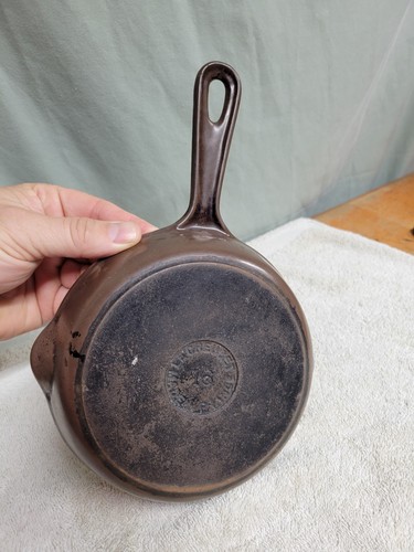 Vintage Le Creuset Brown Skillet 6 1/2" Enamel Double Spout Sits Flat
