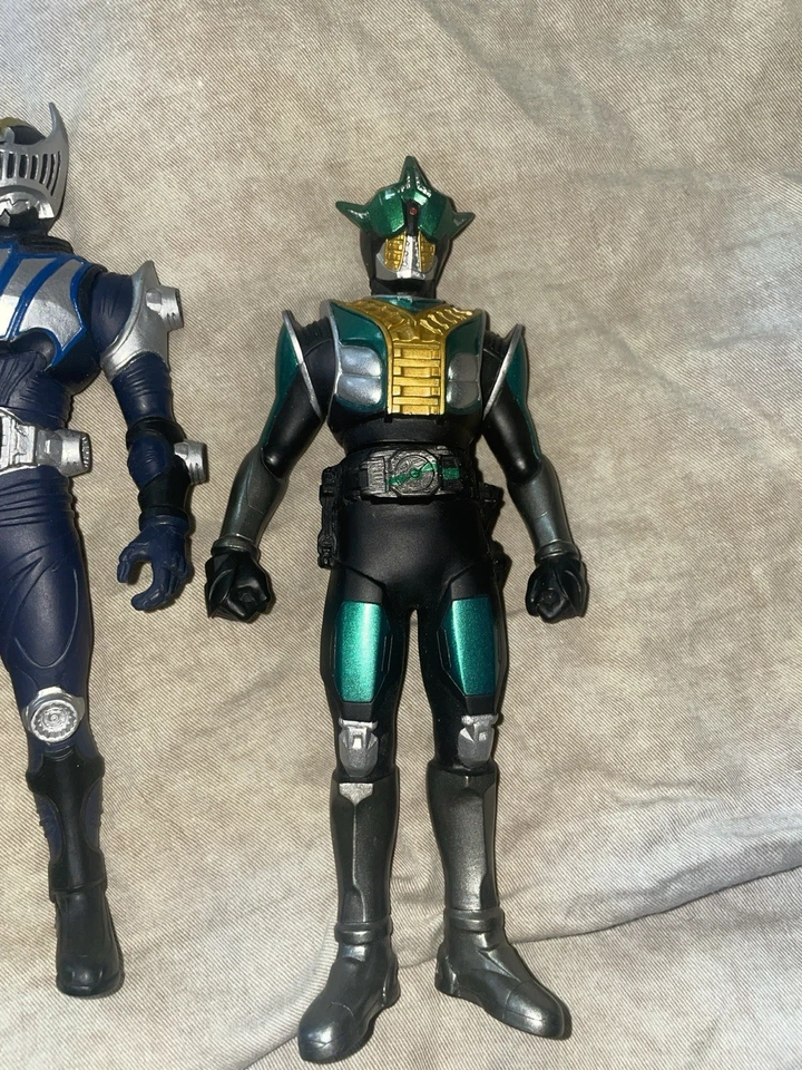 3 figuras de vinilo suave Bandai Kamen Rider 6,5" usadas en excelente estado. Foto 4 de 4