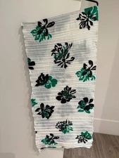 Unbranded Womens Shawl Scarf White with Black/Green Flowers