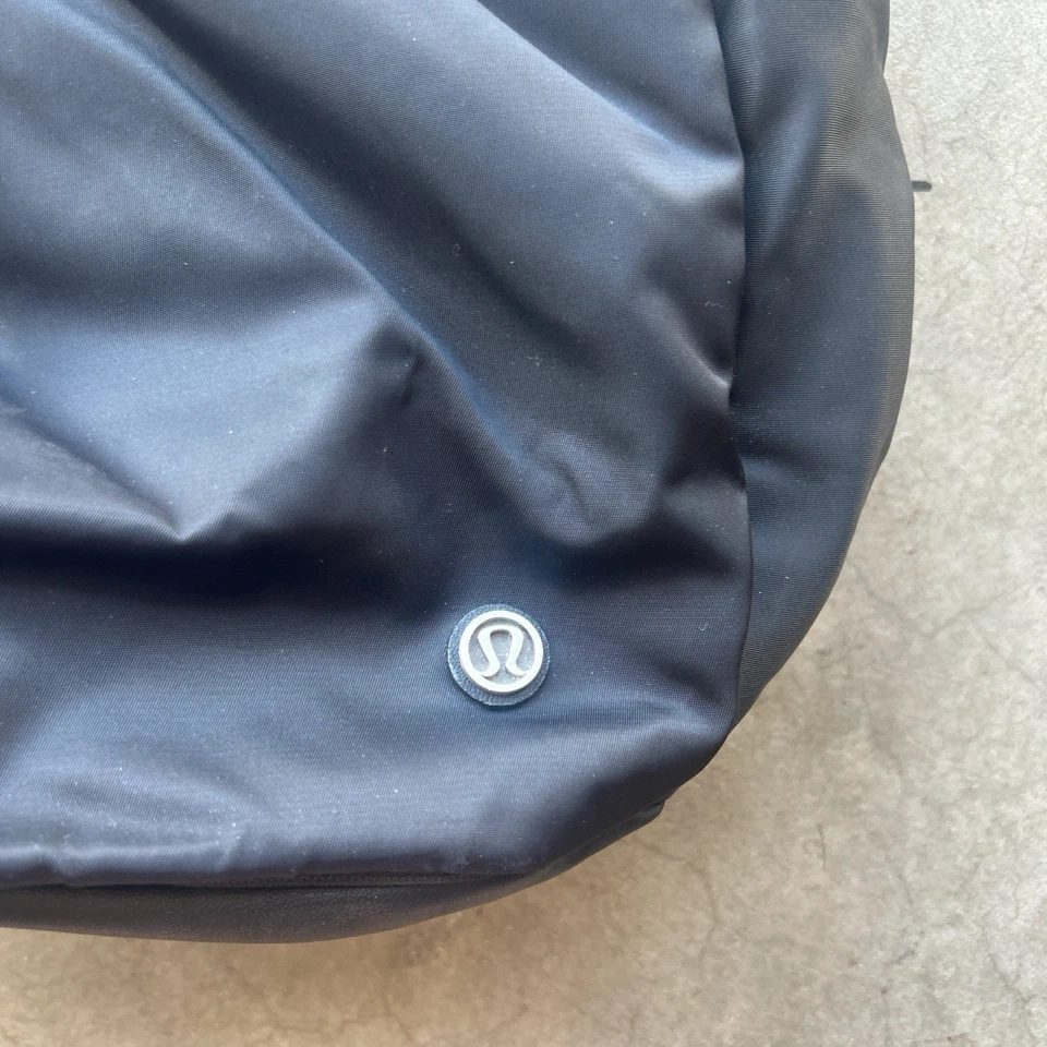 Mochila Lululemon Black Savour the Savasana edición/Viajeros/Gimnasio/Exterior Foto 2 de 4