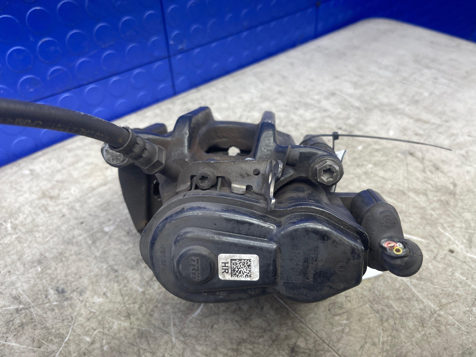 2014 2015 2016 2017 2018 2019 BMW I8 OEM REAR RIGHT BLACK BRAKE CALIPER