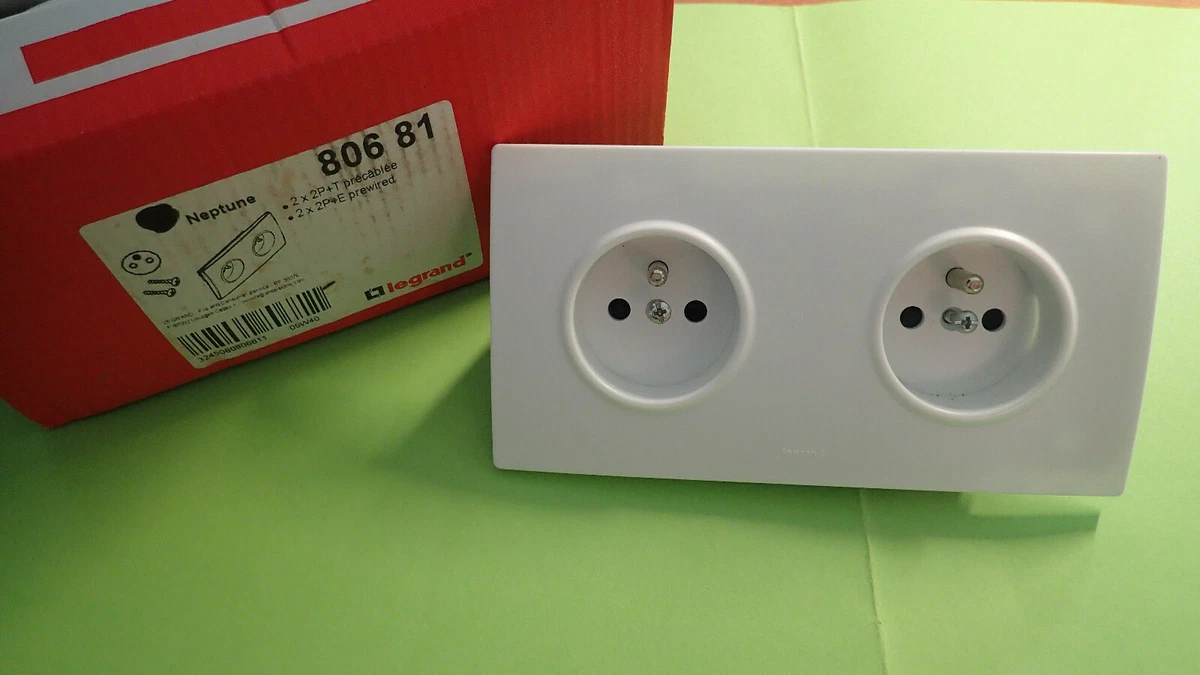Prise électrique Legrand Neptune 2P+T - 220V Beige - Réf 99926 - Neuve
