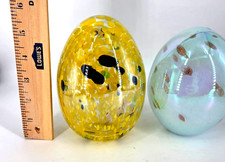 Set 2 UOVA IN VETRO ARTISTICO soffiato a mano giallo bianco iridescente PASQUA PRIMAVERA DECORAZIONE