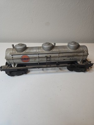 vintage Lionel postwar O gauge 6425 Gulf three-dome tank car from the mid-1950s