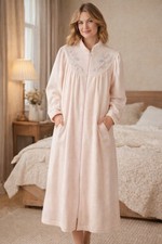 Vintage Pink Floral Embroidered Large Zip Front Robe Housecoat Cottagecore