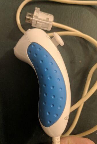Intec Wired Nunchuck Controller For Nintendo Wii White & Blue - Picture 3 of 3