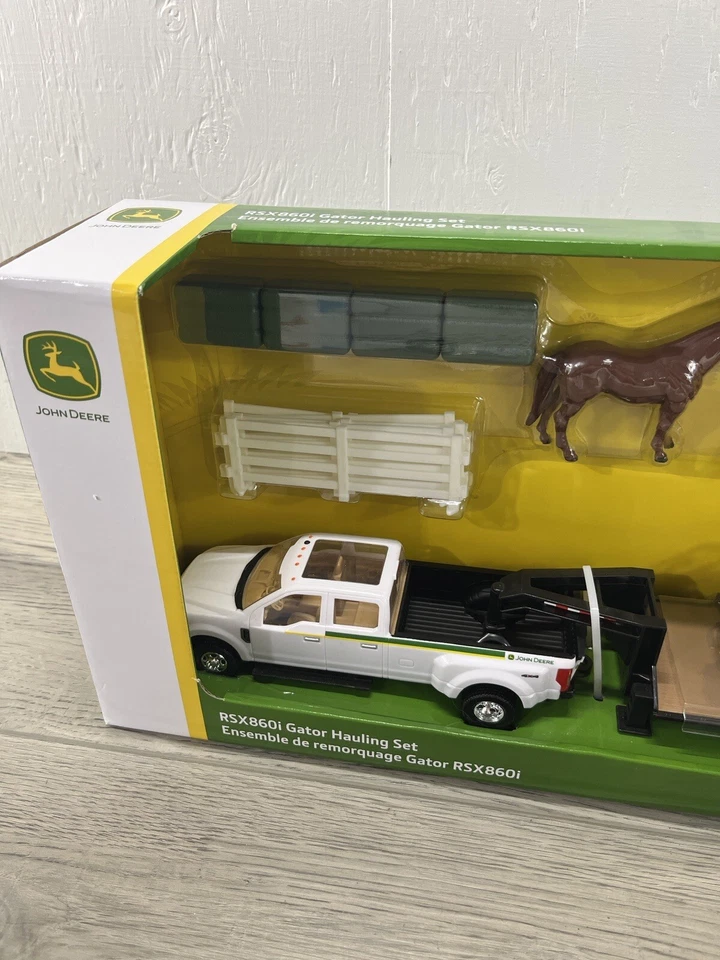 John Deere RSX860i Gator Hauling Set - Includes Hay, Horses & Fence 1:32 **NEW** - Image 2 of 4