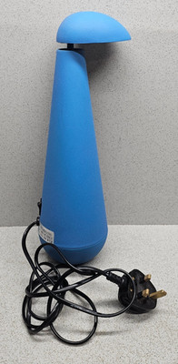 Retro 90er Penguino Tischlampe: hellblau, funktionstüchtig mit kleinen Spuren