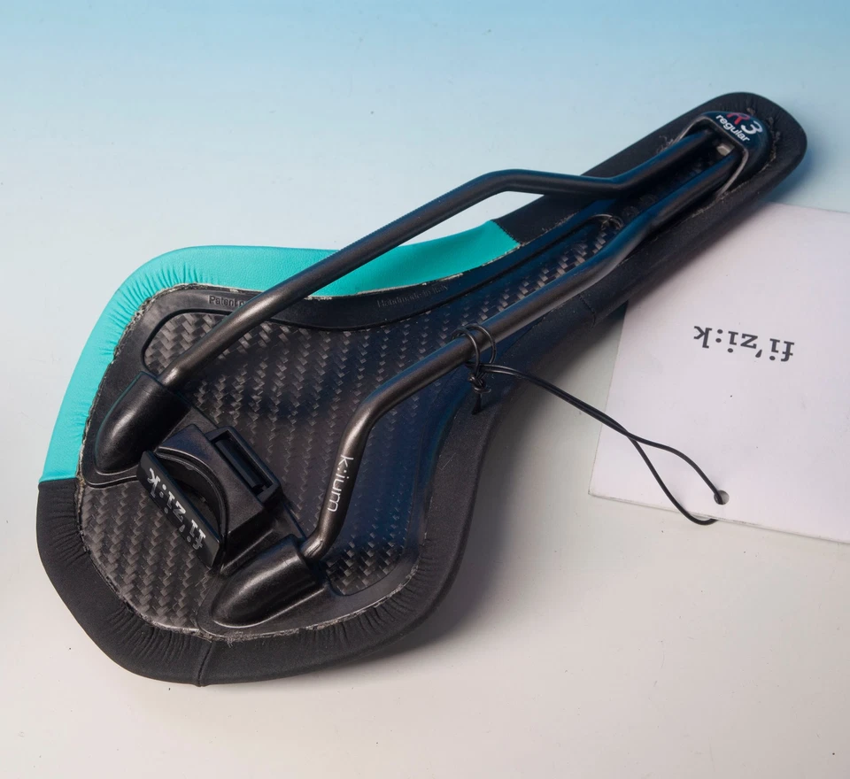 SELLA FIZIK ANTARES CARBON 272x 40mm 195 Grammi NERA + INSERTI CELESTE BIANCHI - Imagen 4 de 4