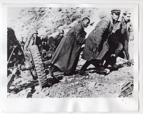 1941 Soviet POWS Dodge Russian Artillery Dnieper River Original News Photo