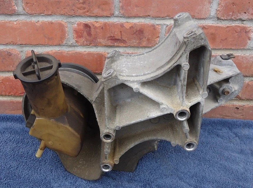 Насос гидроусилителя руля и кронштейн кондиционера 1993 Ford F250 F350 7,5 л 460 от оригинального производителя б/у 88-97 - Изображение 2 из 4