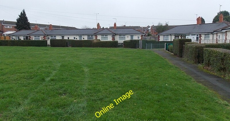 Photo 6x4 Acacia Grove bungalows opposite Myrtle Gardens, Swindon Swindon c2014