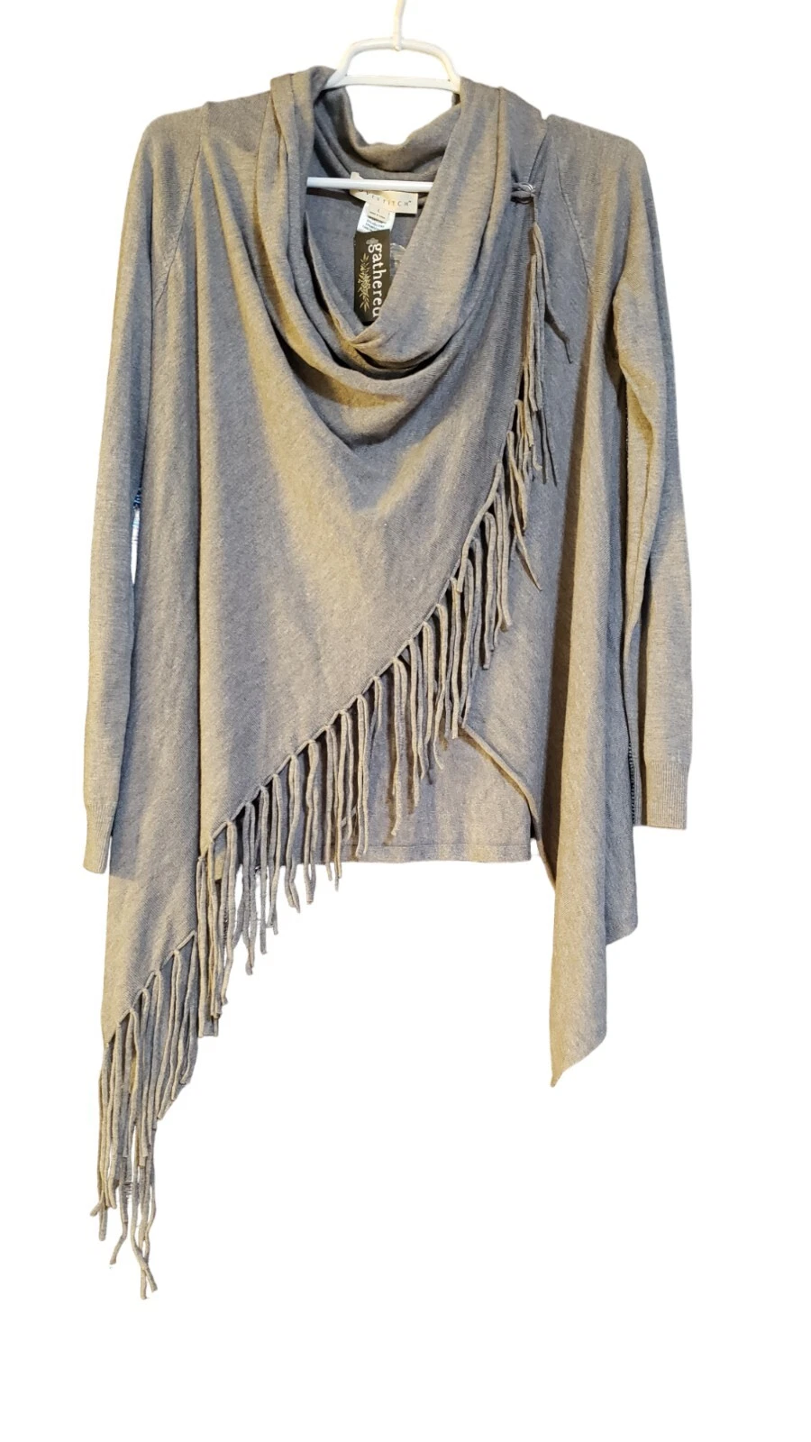 Love Stitch Shawl Poncho Women's L Fringe Cowl Neck Gray Button Closure Cochella
Opens in a new wind