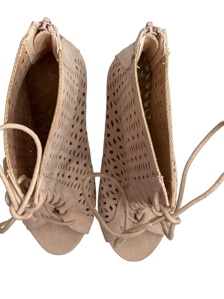 Botines Shoedazzle para mujer 8,5 rosa imitación gamuza tacón alto recorte con cordones Foto 3 de 4