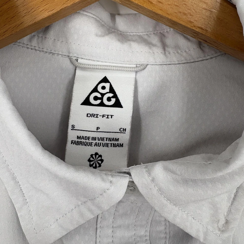 Camisa Nike ACG Dri-FIT Para Hombres Pequeña Gris Botón Frontal Devastación Trail Aire Libre Foto 4 de 4