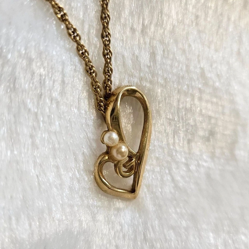 Collar Givenchy (Auténtico) Asimétrico Oro Corazón y Perla Acento 18" De Colección Foto 3 de 4