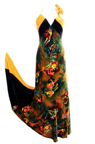 Femme amérindienne souriante portant une coiffure indienne avec des