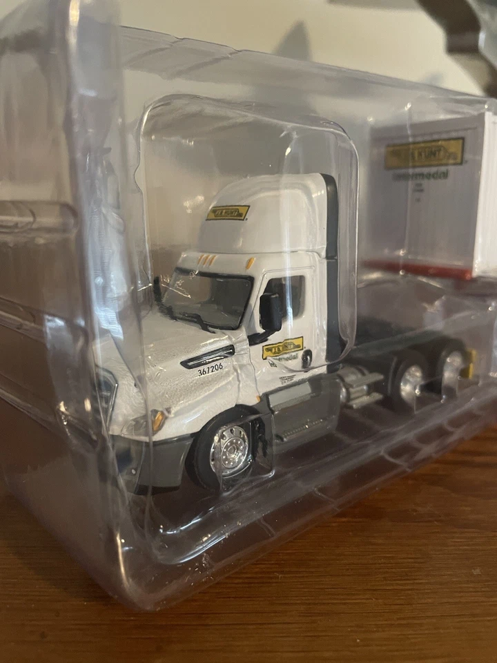 DCP by First Gear 1:64 J.B.Hunt Intermodal  Day Cab Tractor /Trailer. New - Image 3 of 4