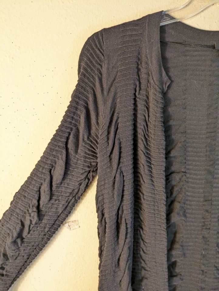 Cárdigan abierto East 5Th para mujer M negro plumero encogerse de hombros con detalles texturizados y fruncidos  Foto 4 de 4