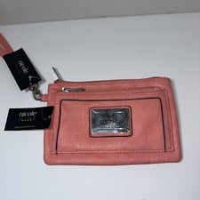 CARTERA CLUTCH/MUÑEQUERA NICOLE MILLER CON CREMALLERA CON ASA DE BUCLE color melocotón