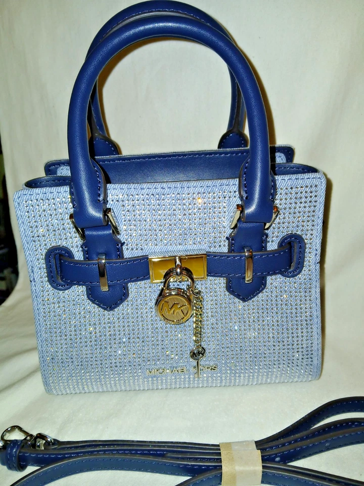 Cartera Hamilton Michael Kors azul denim y cuero, ¡con detalles brillantes y plateados!  Foto 2 de 4