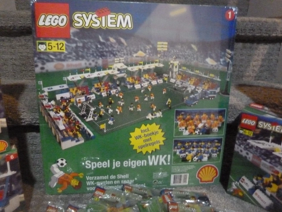 LEGO System World Cup Soccer 1998 Shell Stadium Netherlands Players, Field, etc - Image 2 of 4