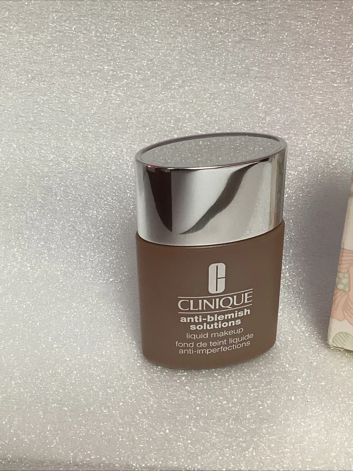 Clinique Anti-Blemish Solutions Liquid Makeup Foundation 30ml- WN 118 Amber - Image 3 of 4