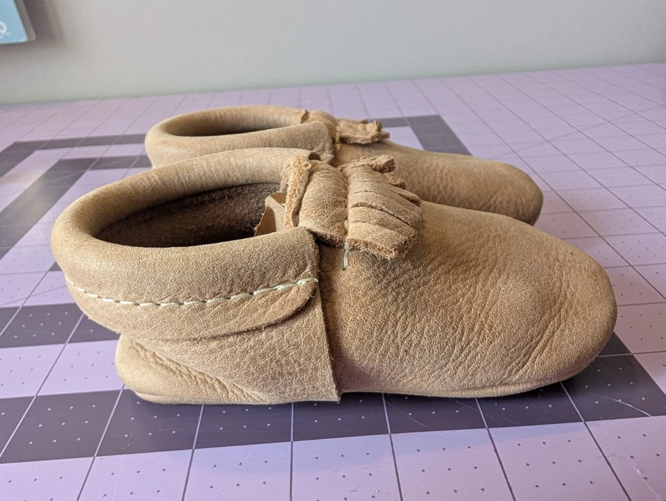 Mocasines de cuero beige tostado recién escogidos para bebé niño pequeño talla 5 Foto 3 de 4
