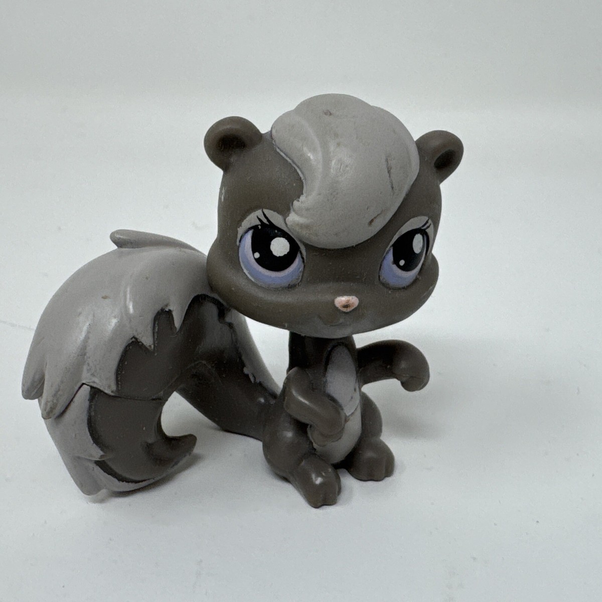 Littlest Pet Shop LPS #132 Grey Skunk With Purple Eyes Hasbro