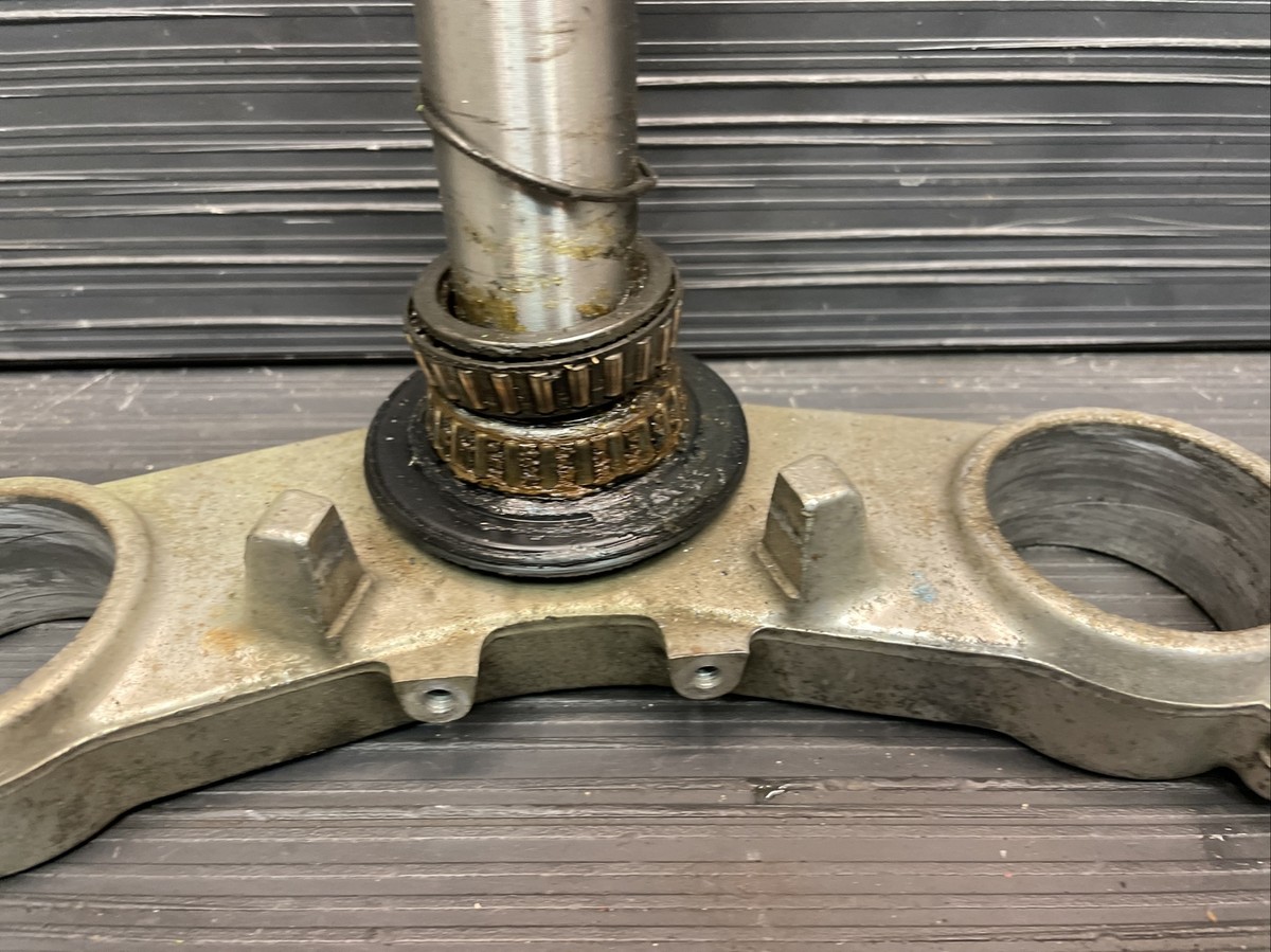 2000 Kawasaki Ninja ZX7R bottom triple tree, lower fork bridge