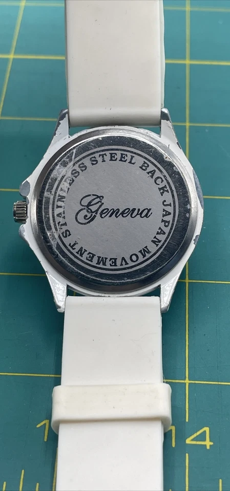 Reloj de Cuarzo Geneva Tono Plateado y Borde de Estrás Banda de Silicona Blanca Funciona Foto 3 de 4