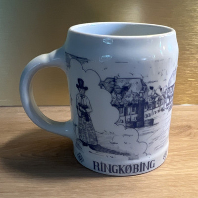 BYGDØ Årets by 1977 Ringkøbing Stadtansicht  weiß/blau Sammler Bierkrug