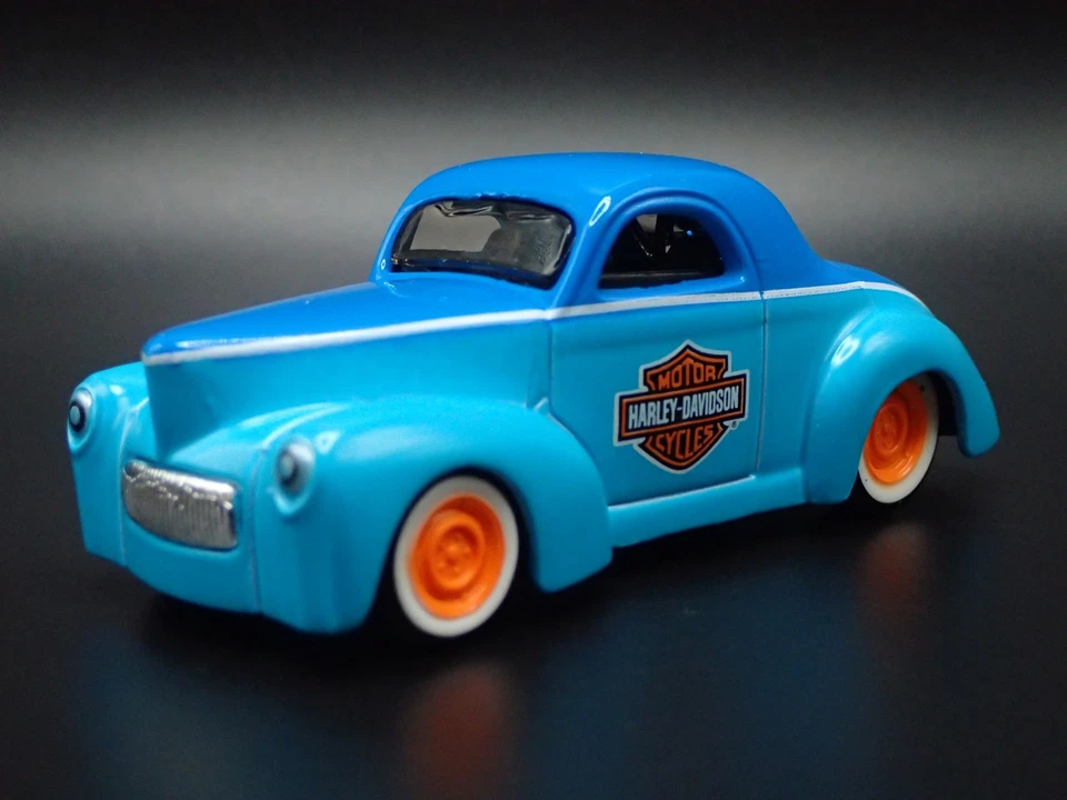 1941 41 Willys Coupé Harley Davidson 1:64 Scala da Collezione Modellino Auto - Immagine 2 di 4