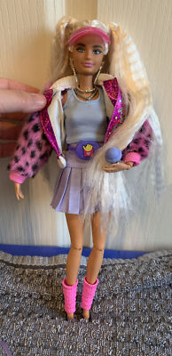 Barbie EXTRA N°8 Blonde Pink Sparkly Varsity Jacket & ourson 2020 Mattel GYJ77