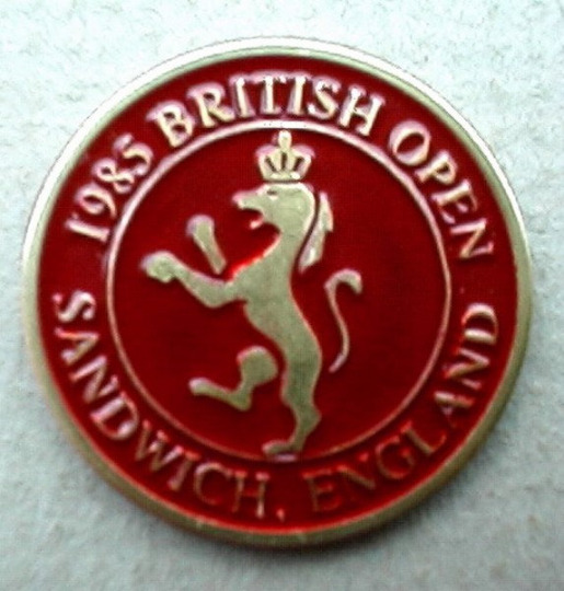 1985 VINTAGE BRITISH OPEN HAND PAINTED EMBOSSED OLD GOLF BALL MARKER 1" COIN 